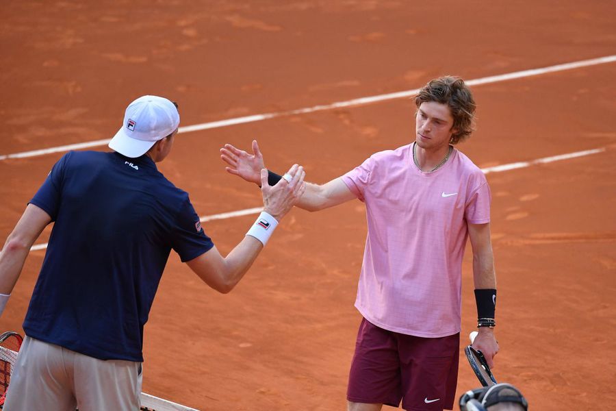 Rublev, cu fața, îl felicită pe Isner după meci (foto: Imago) Bastârci cu puncte gratis pentru uriași