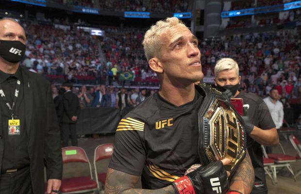 Situație uluitoare în UFC » De ce a fost deposedat de titlu campionul la categoria ușoară, chiar înainte de a-și apăra centura