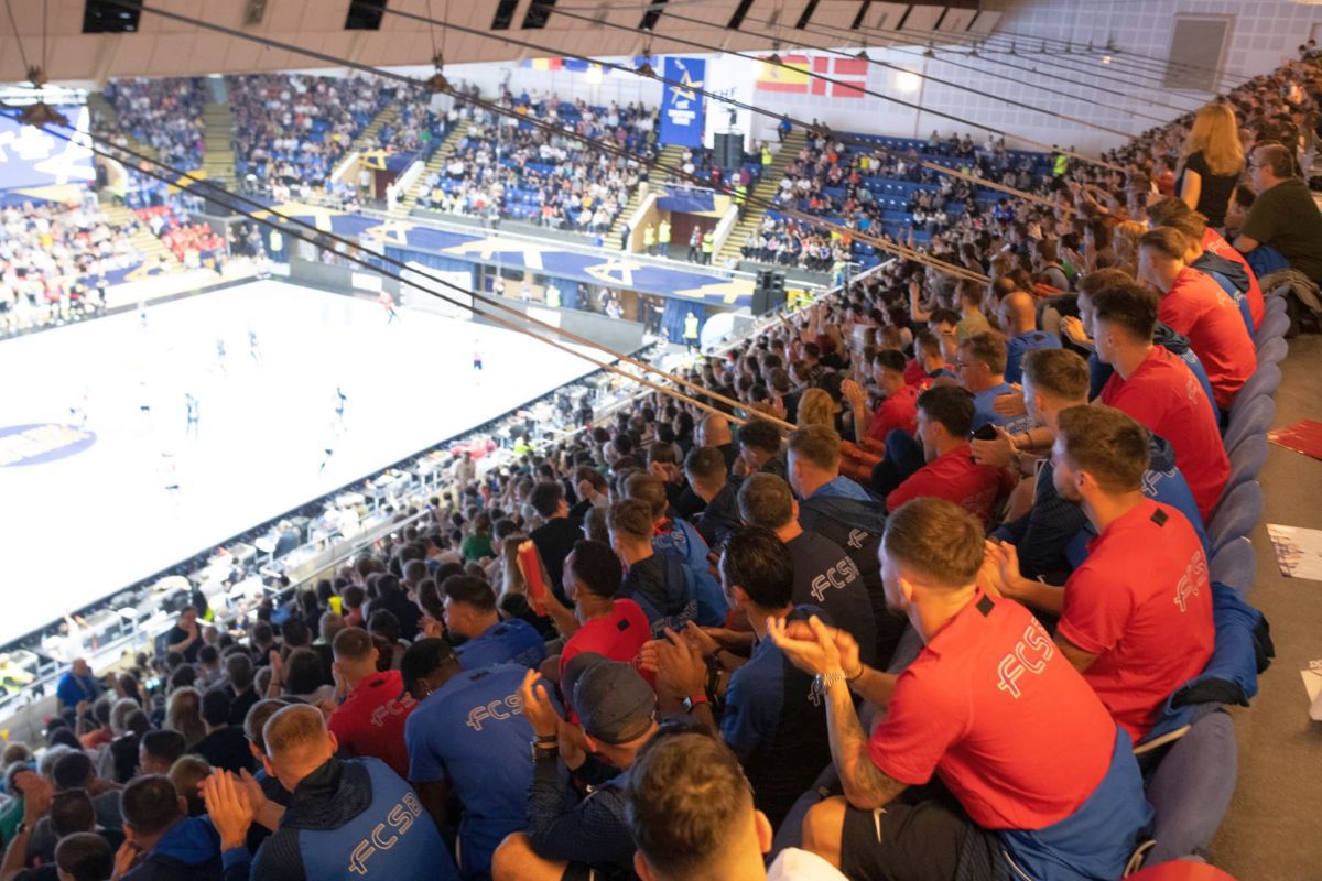 Fotbaliștii de la FCSB, ultrași pentru o zi » Imagini tari surprinse de GSP la „Sala Polivalentă”