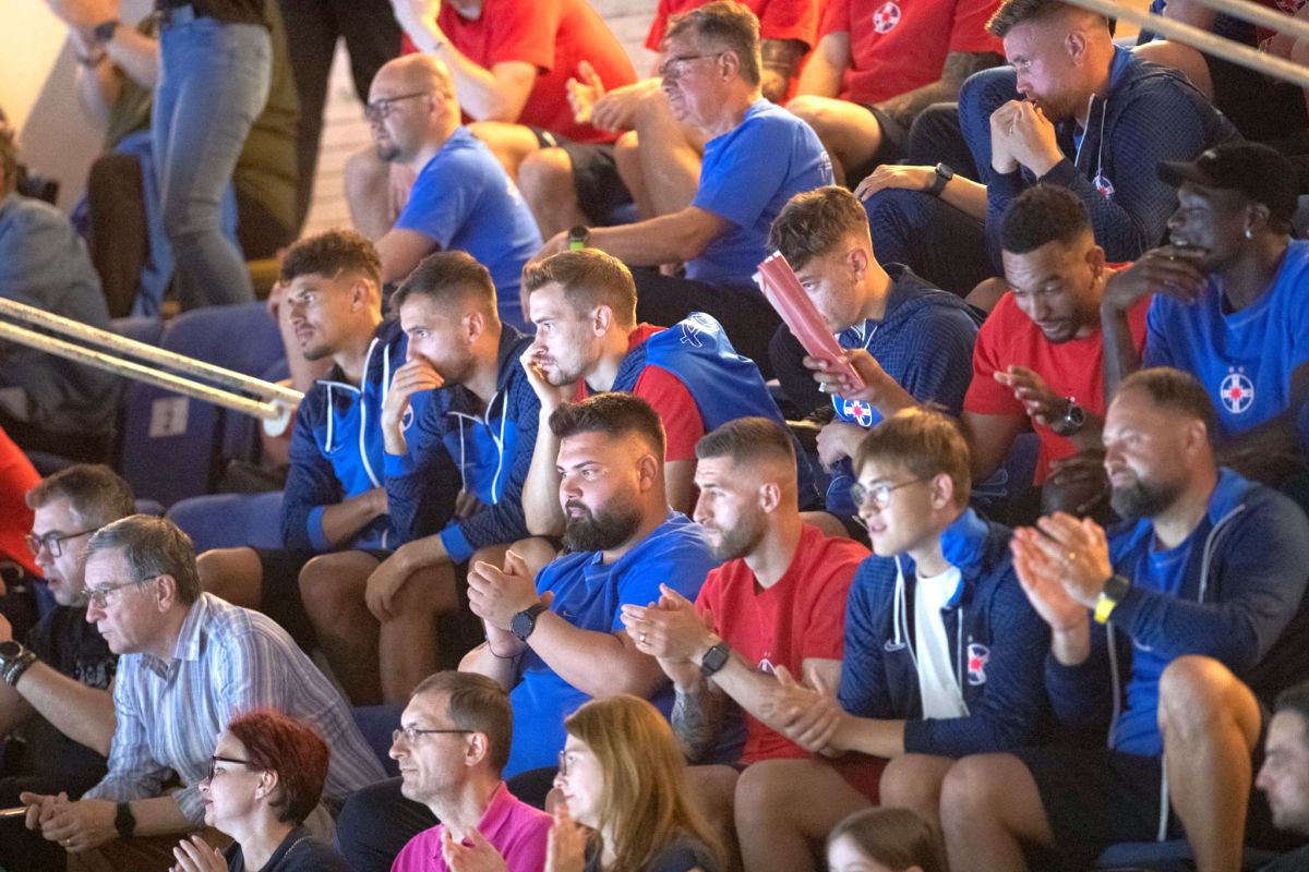 Fotbaliștii de la FCSB, ultrași pentru o zi » Imagini tari surprinse de GSP la „Sala Polivalentă”