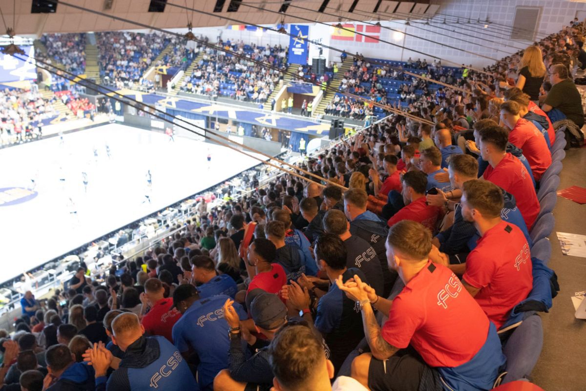 Fotbaliștii de la FCSB, ultrași pentru o zi » Imagini tari surprinse de GSP la „Sala Polivalentă”