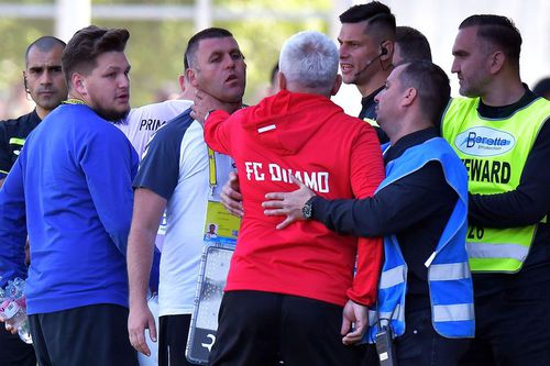 Secundul lui Dinamo, Iulian Mihăescu, l-a bruscat pe delegatul Unirii Dej, Adrian Bud Foto: Cristian Preda