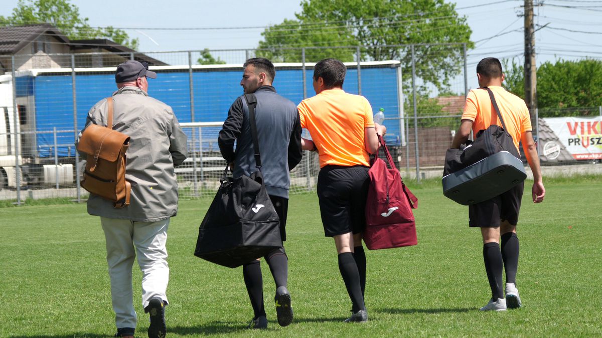 Scandal monstruos, semne obscene și bătaie ca în filmele western! A fost HAOS la Șirna Varnița-Gorgota » Observatorul meciului: „Am luat trei pumni! Nici nu știu de unde au venit”