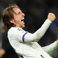 Deși în urmă cu câteva luni presa internațională spunea că Luka Modric se apropie de finele aventurii de 11 ani la Real Madrid, croatul în vârstă de 37 de ani va mai juca un sezon la Real Madrid.