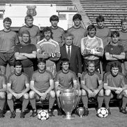 Poza de grup cu trofeul Cupei Campionilor Europeni - Steaua (1986)