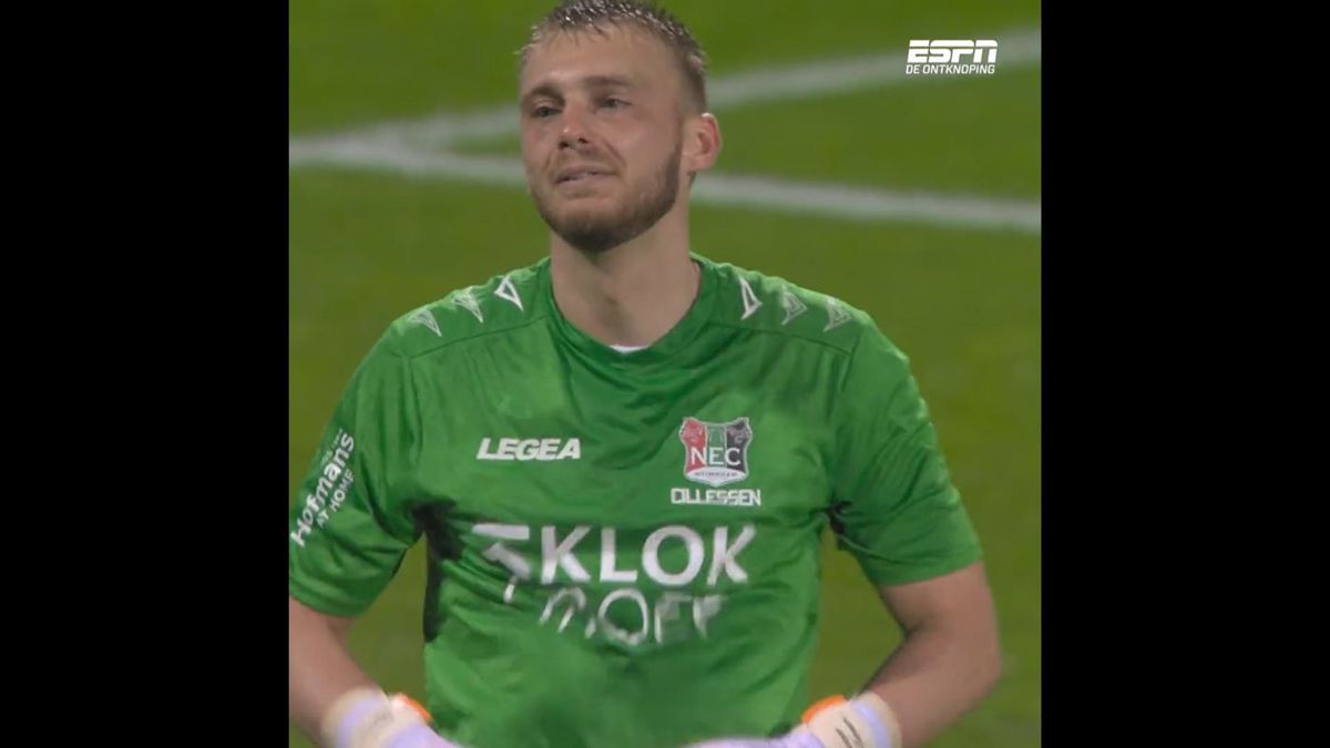 Fostul portar al Barcelonei, gafă incredibilă în ultimul meci de campionat » A lăsat mingea să intre în poartă!