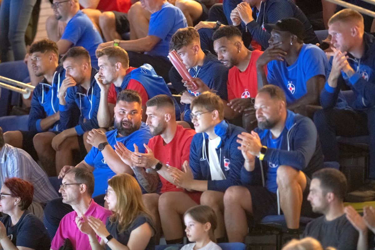 Fotbaliștii de la FCSB, ultrași pentru o zi » Imagini tari surprinse de GSP la „Sala Polivalentă”