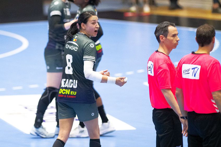 Cristina Neagu s-a certat cu arbitrii la finalul meciului / FOTO: Raed Krishan