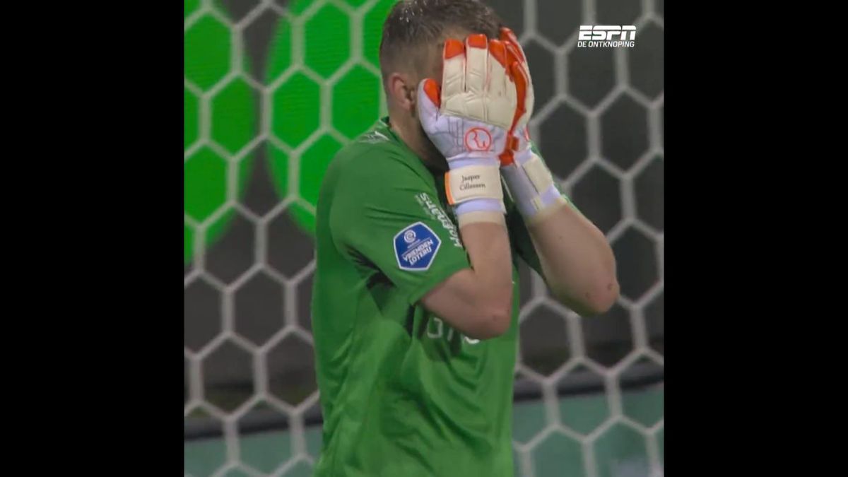 Fostul portar al Barcelonei, gafă incredibilă în ultimul meci de campionat » A lăsat mingea să intre în poartă!