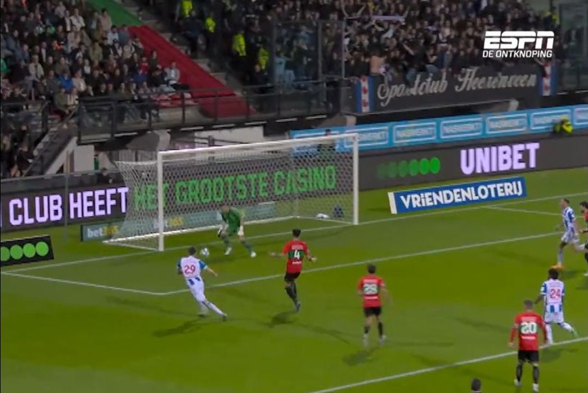 Fostul portar al Barcelonei, gafă incredibilă în ultimul meci de campionat » A lăsat mingea să intre în poartă!