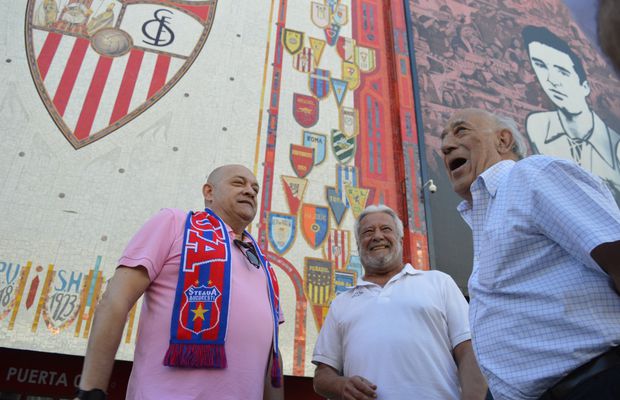 Întoarcerea unui erou » Gabi Balint a revenit după 37 de ani la Sevilla: 6 momente retrăite de la finala cu Barcelona alături de 20 de suporteri