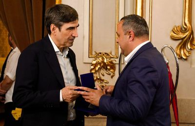 Moment încins la dineul oferit azi în cinstea celor 38 de ani de la cucerirea Cupei Campionilor Europeni + Bumbescu și Iovan au jucat table și au dat drumul la glume