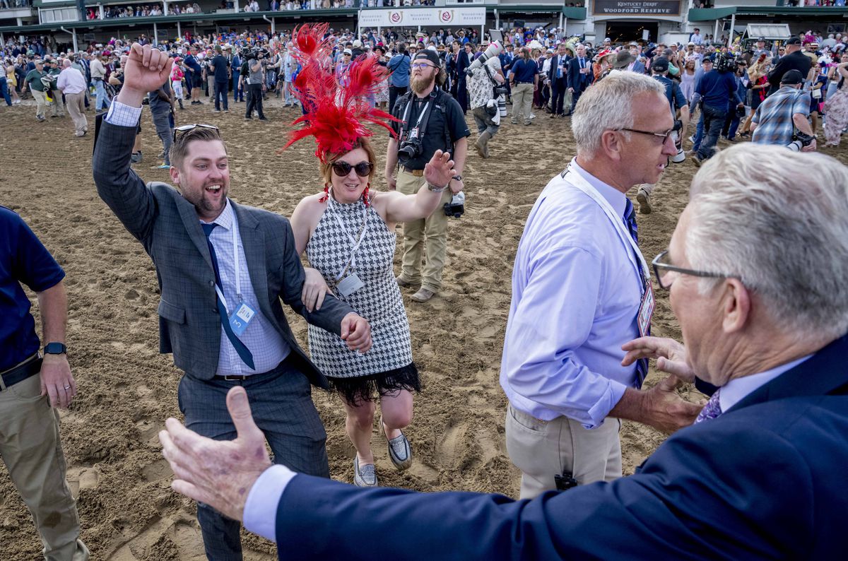 Evenimentul de sport care a zguduit America în week-end » 130.000 de cocktailuri vândute în pahare aurii, într-o singură zi! Cât costă specialitatea