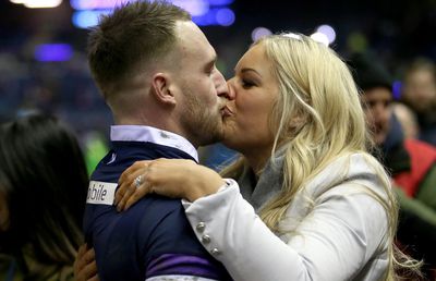 Decizie radicală! Acuzat de violenţă domestică, căpitanul naționalei nu mai are voie să se apropie de soţia sa