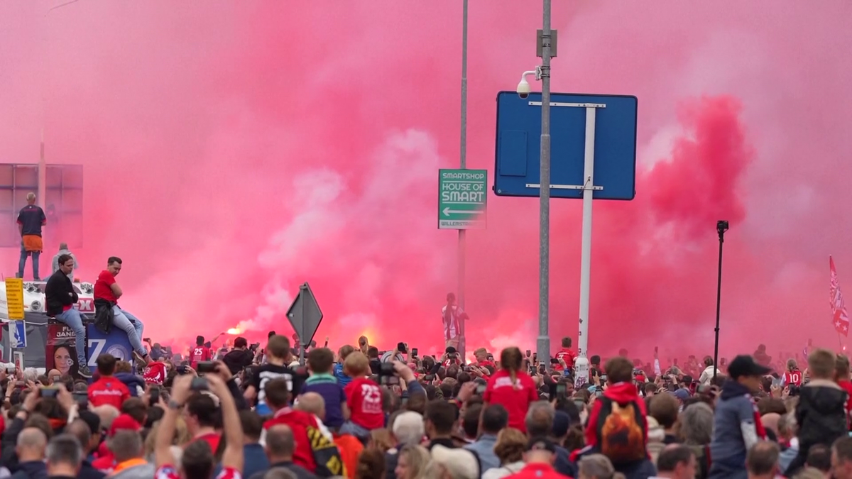 PSV Eindhoven - defilare oras suporteri