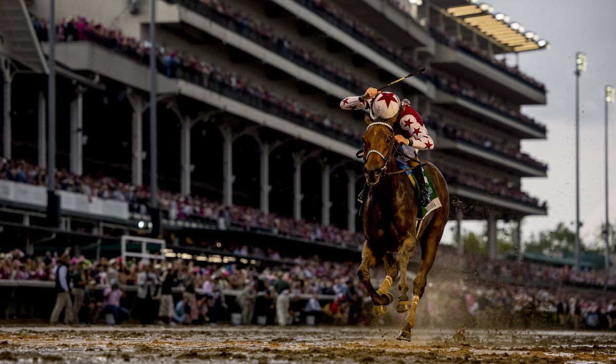 Evenimentul de sport care a zguduit America în week-end » 130.000 de cocktailuri vândute în pahare aurii, într-o singură zi! Cât costă specialitatea