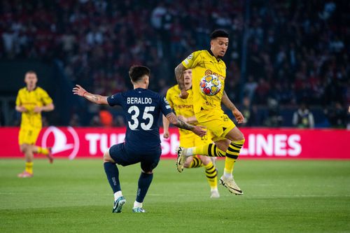 Beraldo, în duel cu Jadon Sancho. Sursă foto: IMAGO