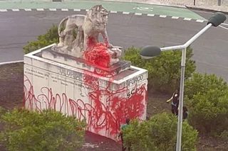 Ultrașii au vandalizat statuia rivalei chiar înainte de derby-ul care va decide titlul