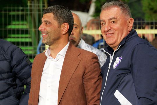 Dani Coman, alături de primarul Cristian Gentea, după ce promovarea a devenit o certitudine / FOTO: Andrei Furnigă (GSP)