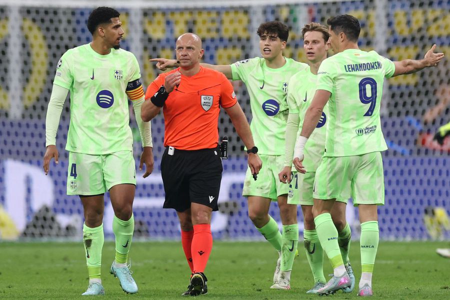 Szymon Marciniak, încolțit de jucătorii catalani la Inter - Barcelona / Foto: Imago Reacția UEFA la acuzațiile Barcelonei după eliminarea din Liga Campionilor: „Fără probleme!”