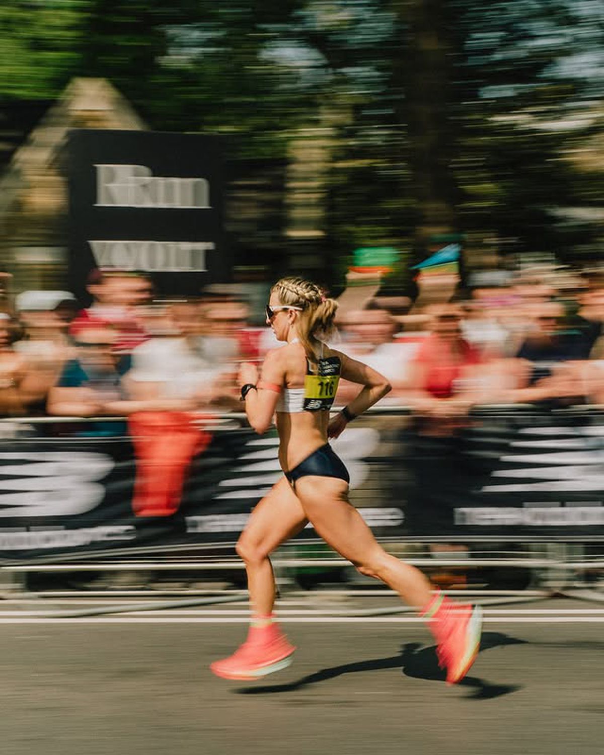 Atleta le răspunde celor care au hărțuit-o că a alergat în „bikini” la Maratonul Londrei: „Trebuia să port trening?”