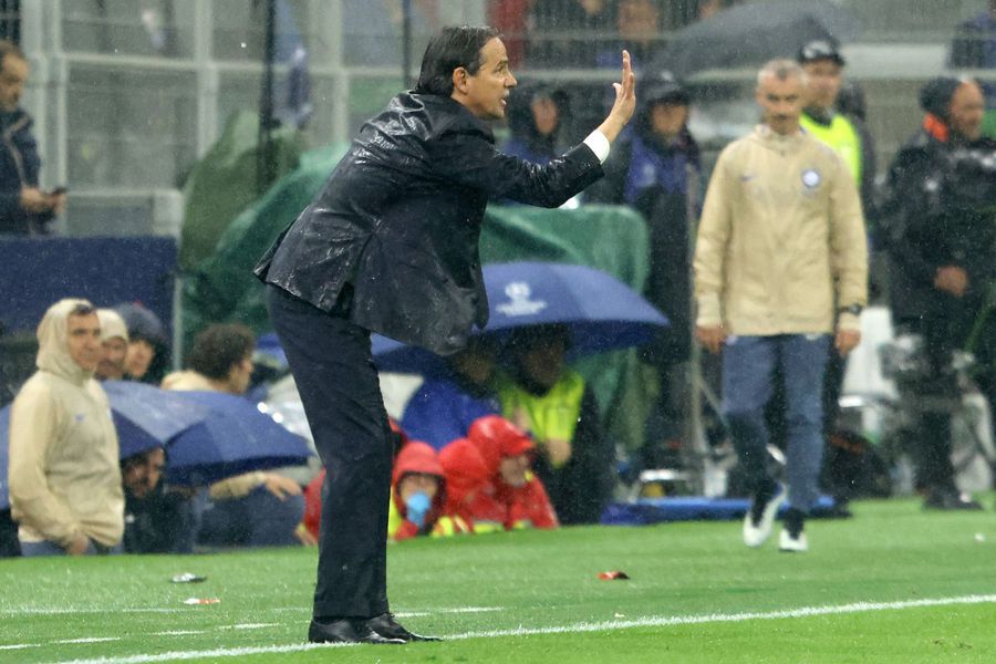 Simone Inzaghi a înfruntat potopul de la Milano din prelungiri, la fel de eroic precum gladiatorii săi nerazzurri / Foto: Imago Lo Speciale SimOne cântând în ploaie!