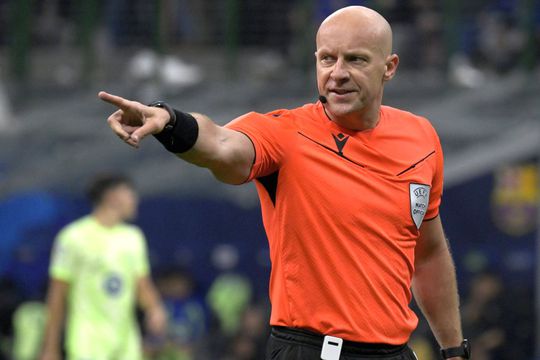 Szymon Marciniak, încolțit catalani după Inter - Barcelona / Foto: Imago