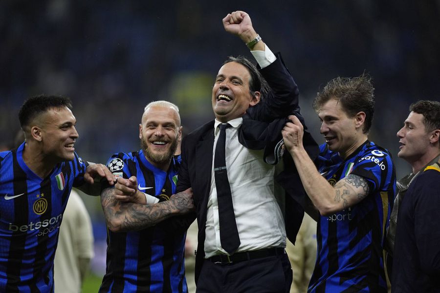 Simone Inaghi, celebrând calificarea în finala Champions League împreună cu jucătorii lui Inter / Foto: Imago Lo Speciale SimOne cântând în ploaie!