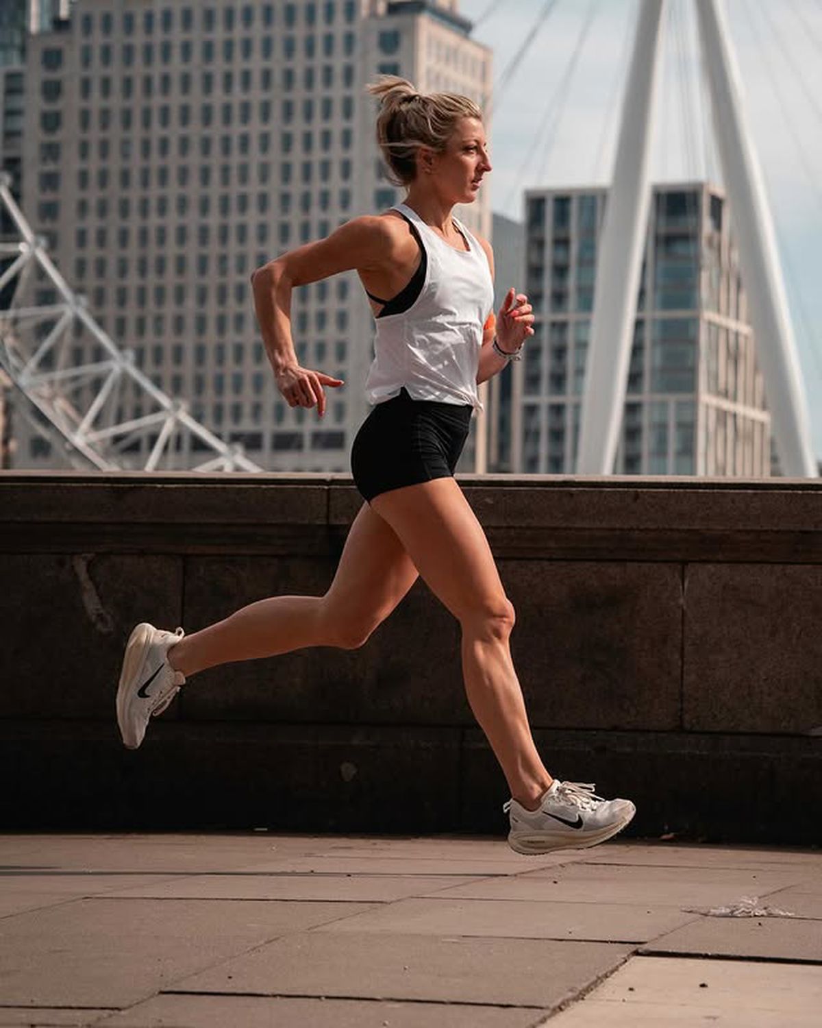 Atleta le răspunde celor care au hărțuit-o că a alergat în „bikini” la Maratonul Londrei: „Trebuia să port trening?”