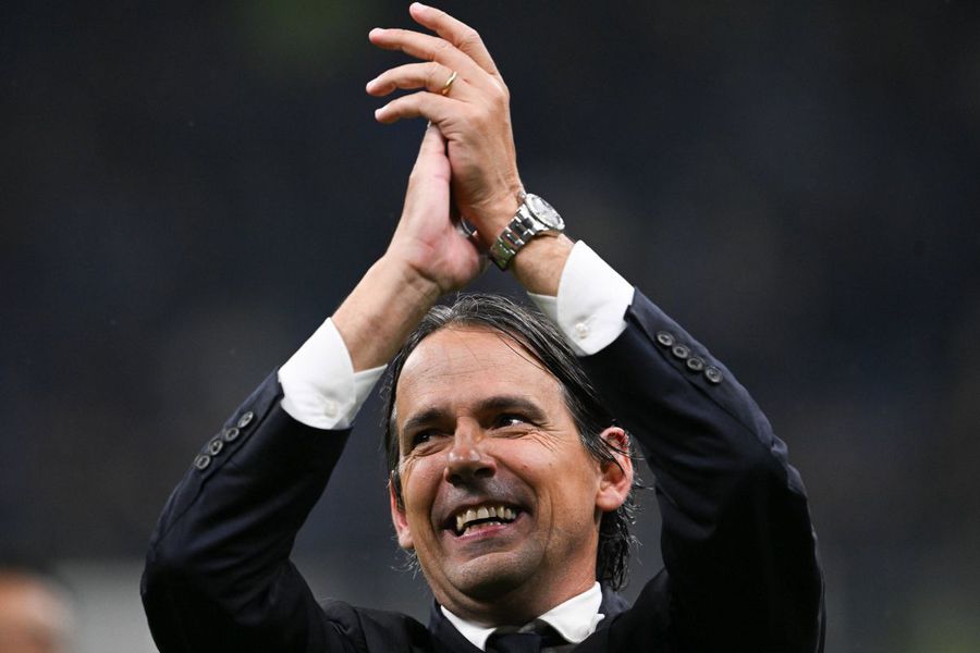 În 213 meciuri la Inter, antrenorul Simone Inzaghi are 139 de victorii, 40 de egaluri și 34 de eșecuri. A câștigat cu nerazzurri un scudetto, două Cupe și trei Supercupe ale Italiei / Foto: Imago Lo Speciale SimOne cântând în ploaie!