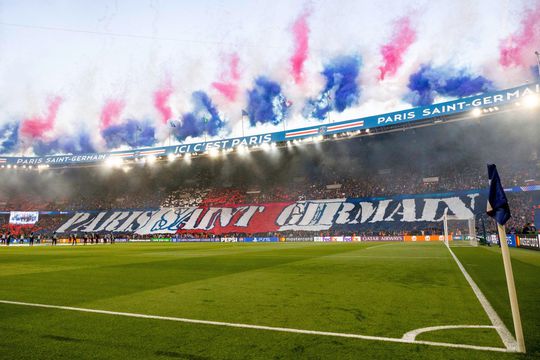 Suporterii lui PSG au făcut spectacol la startul returului cu Arsenal. Foto: Imago Images