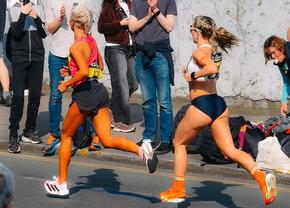 Atleta le răspunde celor care au hărțuit-o că a alergat în „bikini” la Maratonul Londrei: „Trebuia să port trening?”