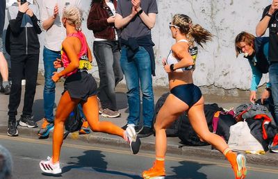 Atleta le răspunde celor care au hărțuit-o că a alergat în „bikini” la Maratonul Londrei: „Trebuia să port trening?”