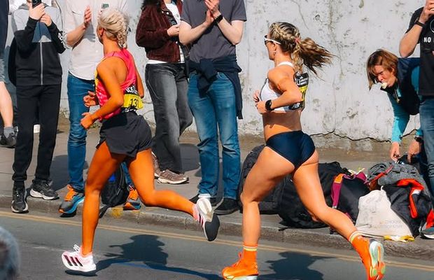 Atleta le răspunde celor care au hărțuit-o că a alergat în „bikini” la Maratonul Londrei: „Trebuia să port trening?”
