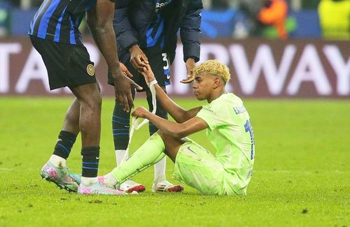 Lamine Yamal este consolat de Marcus Thuram, după ce Barcelona a pierdut în prelungiri (3-4) calficarea în fața lui Inter / Foto: Imago