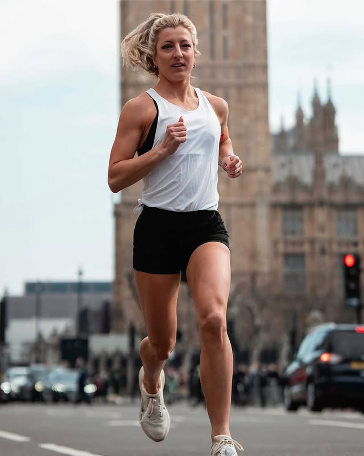 Atleta le răspunde celor care au hărțuit-o că a alergat în „bikini” la Maratonul Londrei: „Trebuia să port trening?”