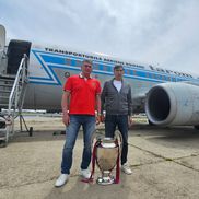 Victor Pițurcă ți Ștefan Iovan, reîntâlnire emoționantă după 40 de ani cu echipajul Tarom care i-a adus de la Sevilla / Facebook Steaua București