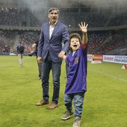 Victor Pițurcă, alături de nepotul său - Sărbătoare la 40 de ani de la finala de la Sevilla // FOTO: Cristi Preda (GSP.ro)