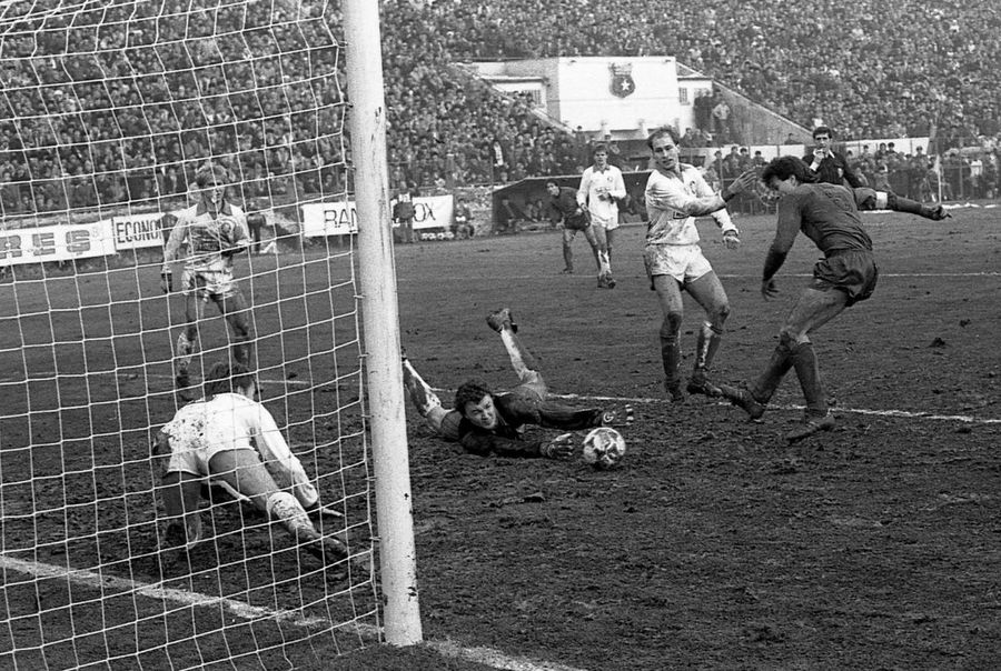 Gabi Balint a deschis ușa casei, la Sângeorz-Băi » Spumos la 40 de ani de la Sevilla: „În timp ce mergeam să bat penalty-ul, îl înjuram în gând pe Lăcătuș”