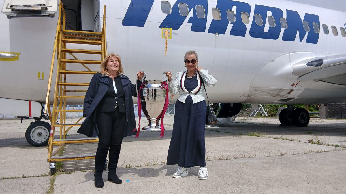 Momentul recreat după 40 de ani » Eroii de la Sevilla, însoțiți de pilotul și stewardesele din '86