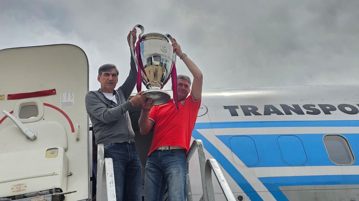 Victor Pițurcă și Ștefan Iovan, reîntâlnire emoționantă după 40 de ani cu echipajul Tarom care i-a adus de la Sevilla