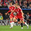 Konrad Laimer pare că preia mingea cu pieptul, apoi cu coapsa dreaptă, dar arbitrii au avăzut henț / Foto: Imago