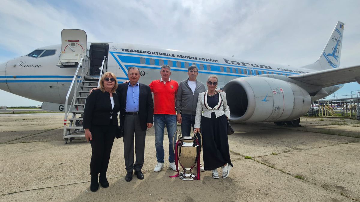 Momentul recreat după 40 de ani » Eroii de la Sevilla, însoțiți de pilotul și stewardesele din '86
