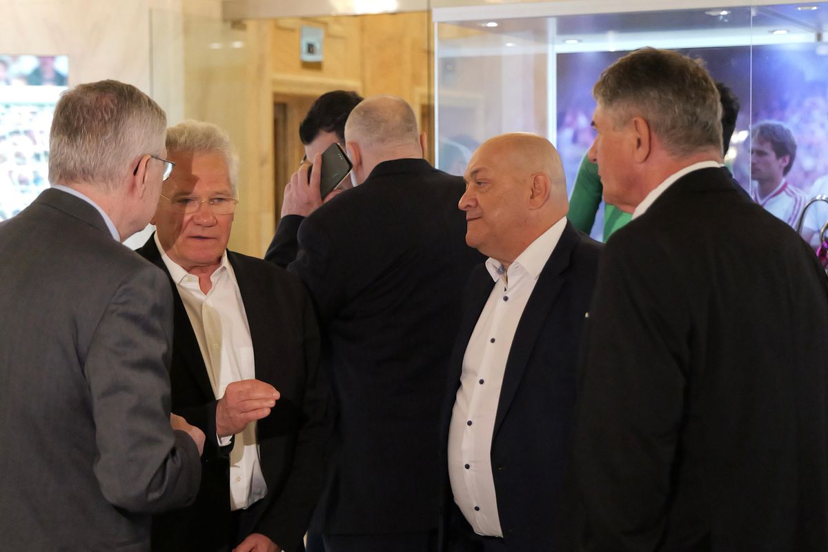 „«Steau» București, apoi Steaua «Budapest». După finală, întreaga lume a reținut numele campioanei” » Eroilor de la Sevilla le-au fost înmânate monede aniversare