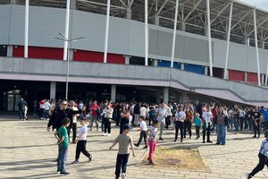 Câți fani au răspuns apelului Peluzei Sud în zi aniversară » Oamenii au început să se strângă la stadion