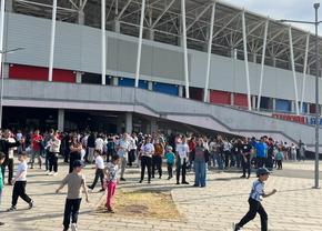 Câți fani au răspuns apelului Peluzei Sud în zi aniversară » Oamenii au început să se strângă la stadion! Se pregătește o scenografie specială