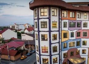 Nu e în Viena, ci în București. Cât costă cea mai colorată clădire de pe piața imobiliară