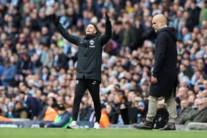 Cel mai tânăr antrenor din Premier League a semnat! Clubul i-a blocat plecarea după interesul uriaș din Germania