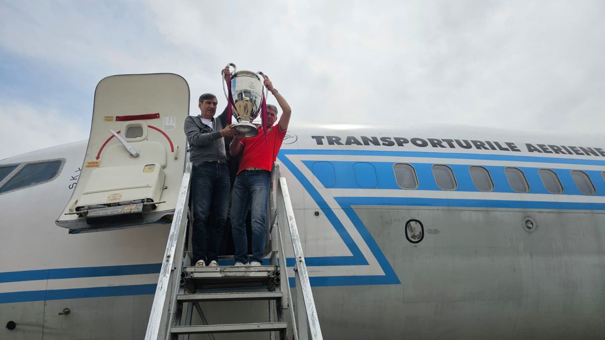 Momentul recreat după 40 de ani » Eroii de la Sevilla, însoțiți de pilotul și stewardesele din '86