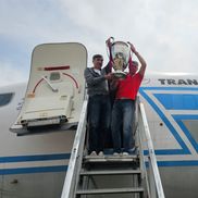 Victor Pițurcă ți Ștefan Iovan, reîntâlnire emoționantă după 40 de ani cu echipajul Tarom care i-a adus de la Sevilla / Facebook Steaua București